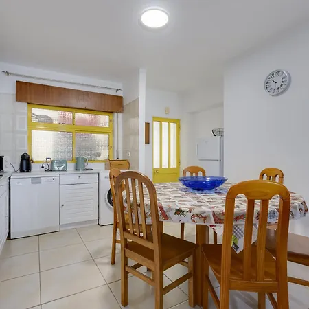 Presidente - Amplo 6 Pessoas Com Parking E A 10 Min Da Da Rocha Portimao